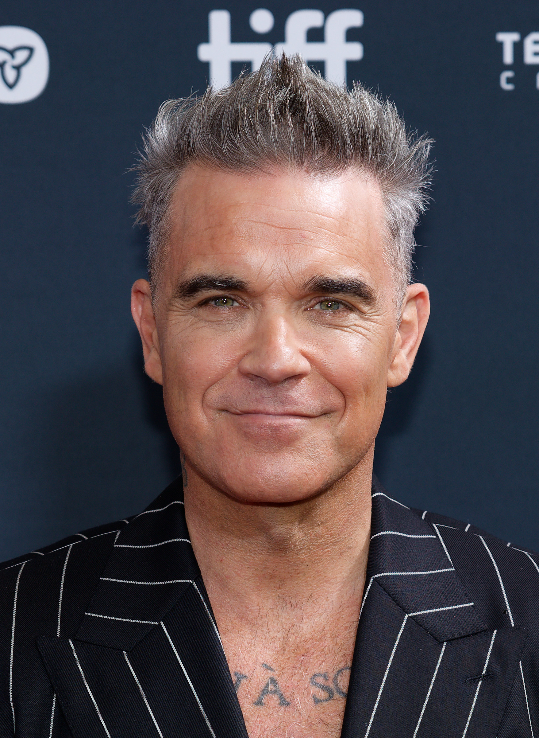 Imagem de referência de Robbie Williams, descrito nos dados abertos como cantor e compositor britânico