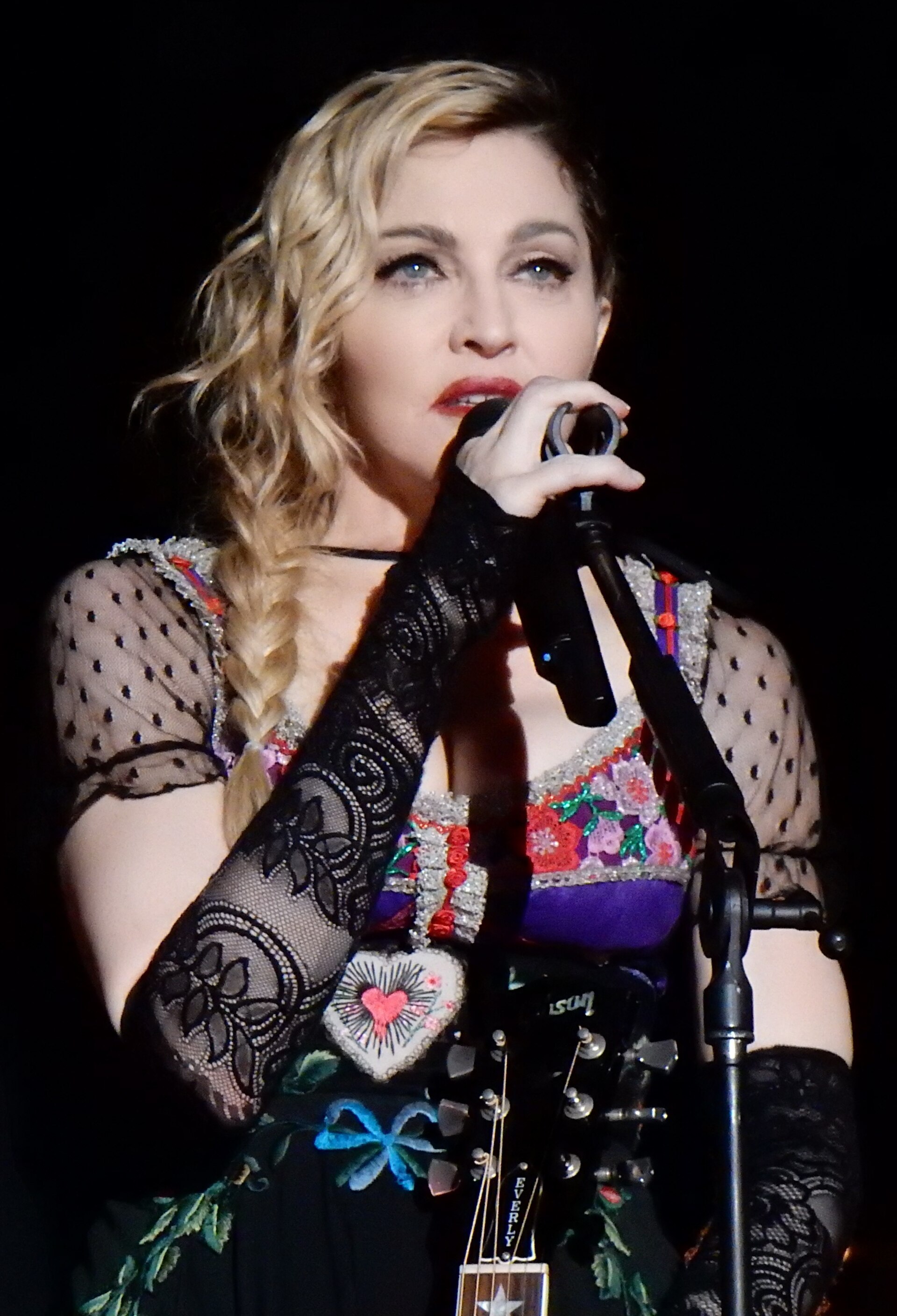 Imagem de referência de Madonna, descrito nos dados abertos como cantora, compositora, atriz, diretora e produtora musical norte-americana
