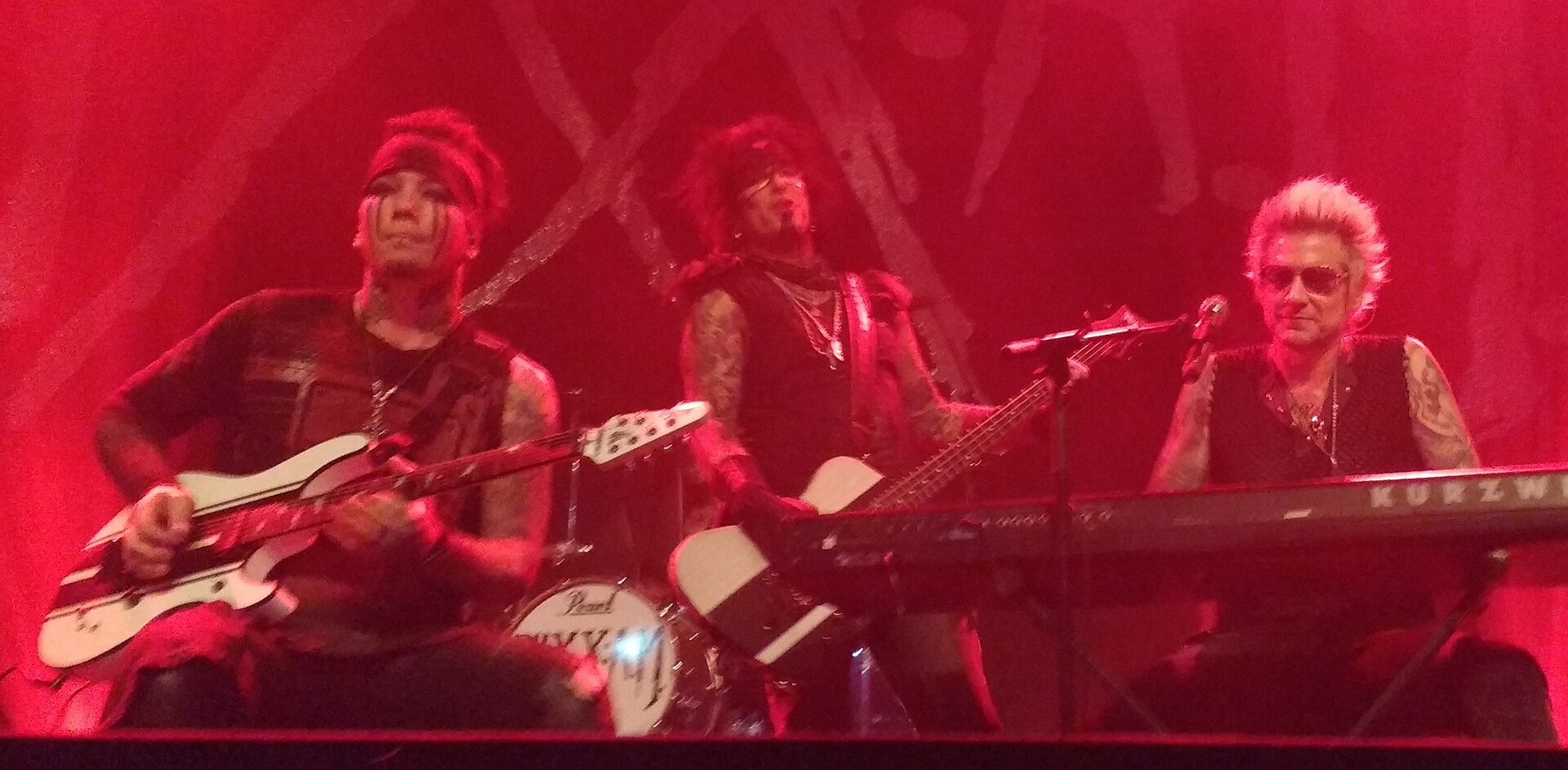 Imagem de referência de Sixx:A.M., descrito nos dados abertos como banda musical