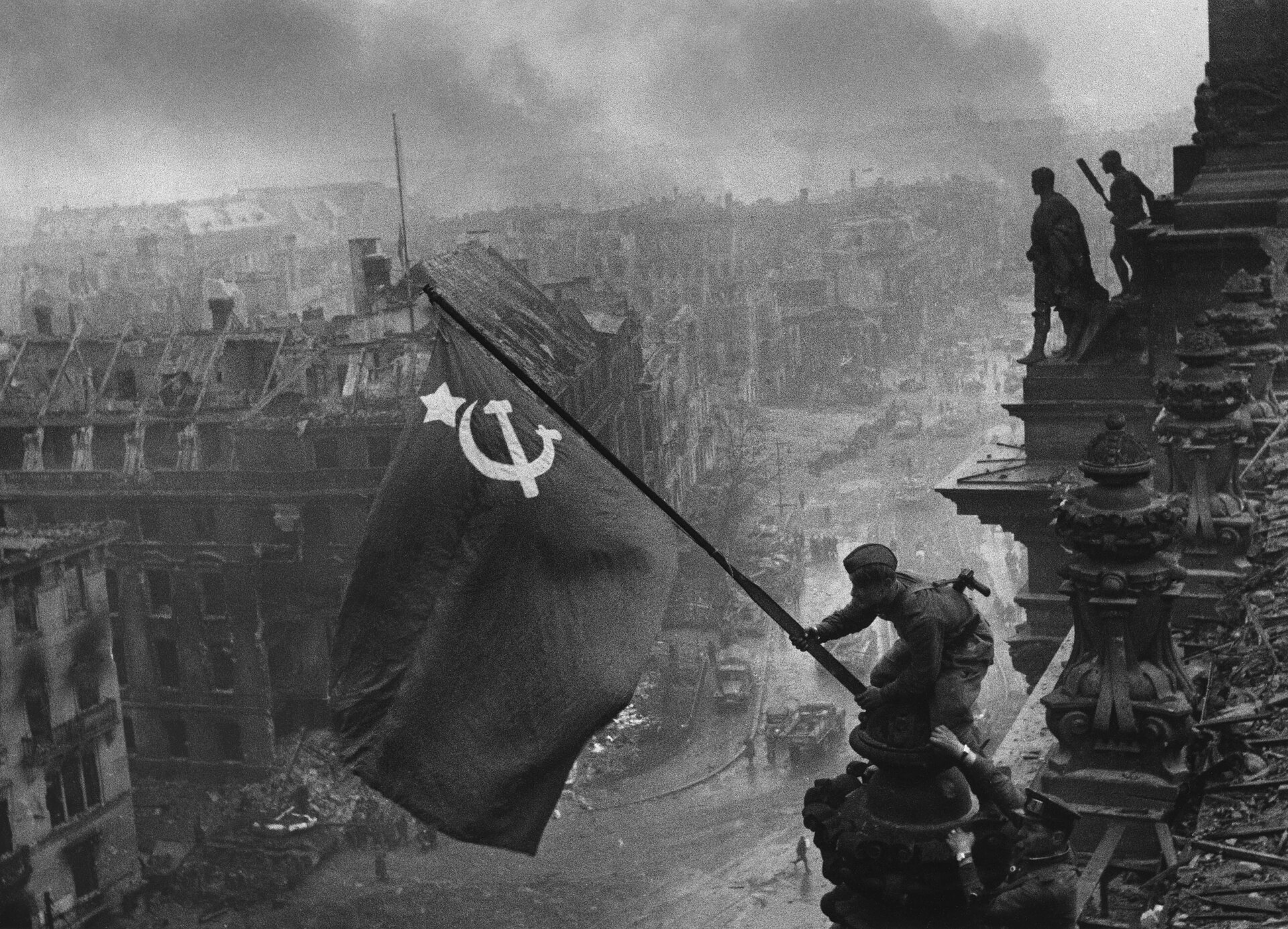 Imagem de referência de Bandeira da vitória, descrito nos dados abertos como fotografia de 1945 feita por Yevgeny Khaldei