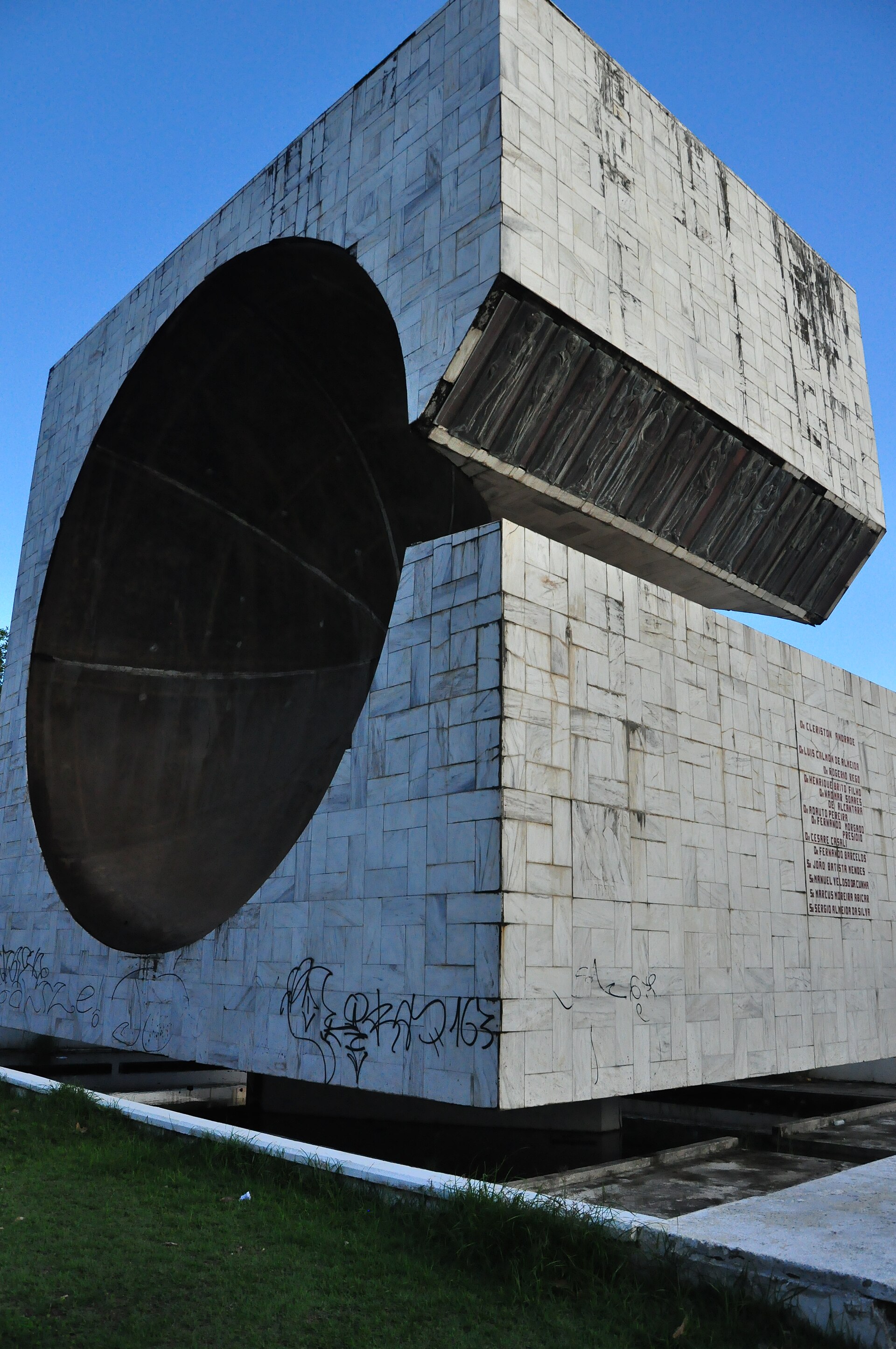 Imagem de referência de Memorial a Clériston Andrade, descrito nos dados abertos como escultura de Mário Cravo em Salvador, município do estado brasileiro da Bahia