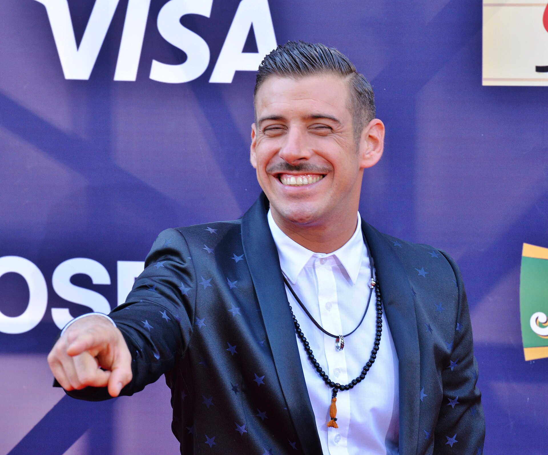 Imagem de referência de Francesco Gabbani, descrito nos dados abertos como cantor italiano