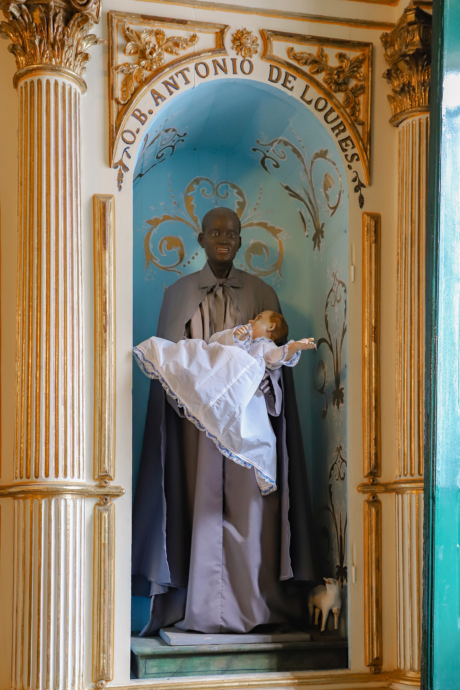 Imagem de referência de O.B. Antônio de Loures, descrito nos dados abertos como estátua na Igreja da Ordem Terceira de São Francisco, Salvador, Bahia