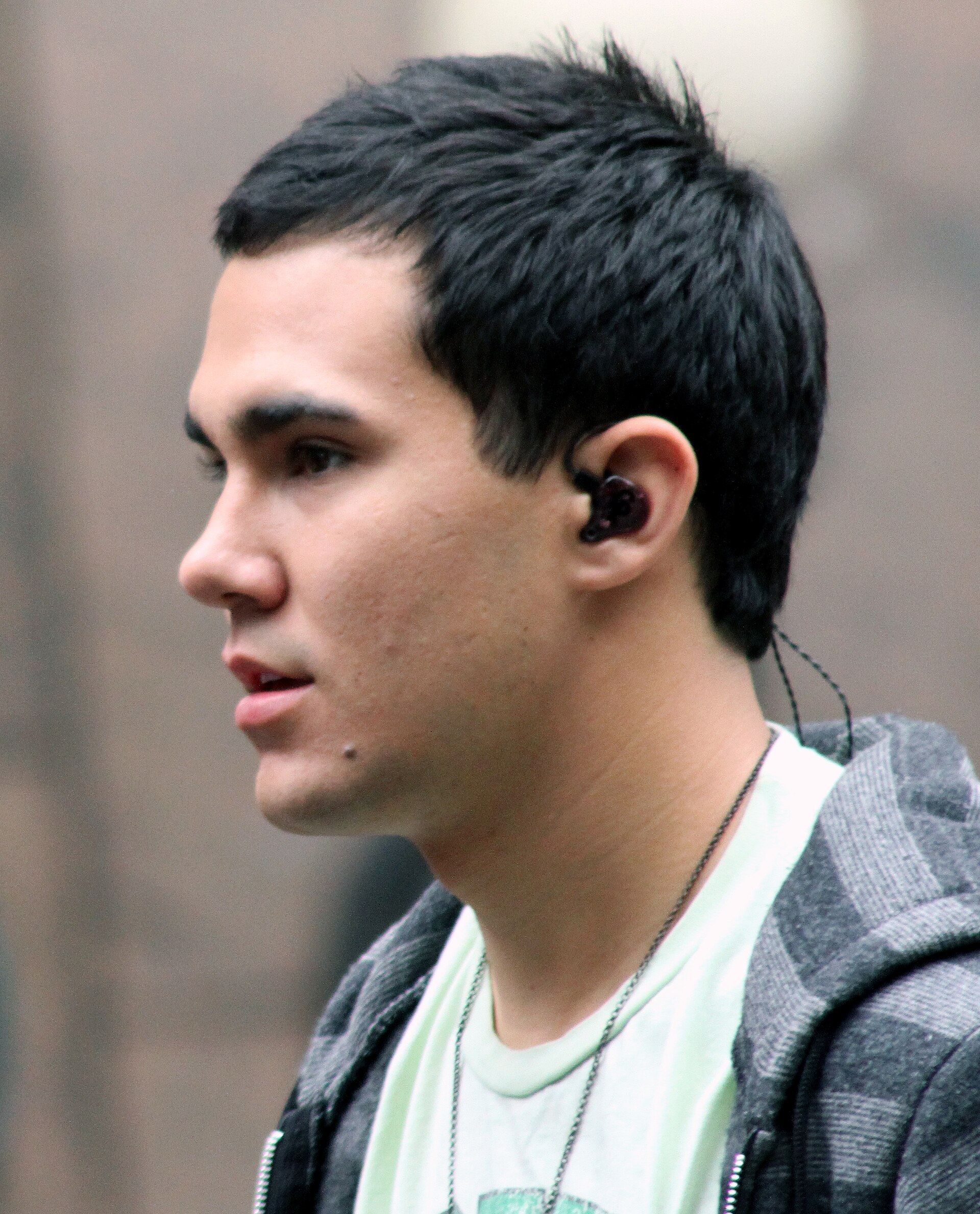 Imagem de referência de Carlos Pena Jr., descrito nos dados abertos como ator e cantor estadunidense