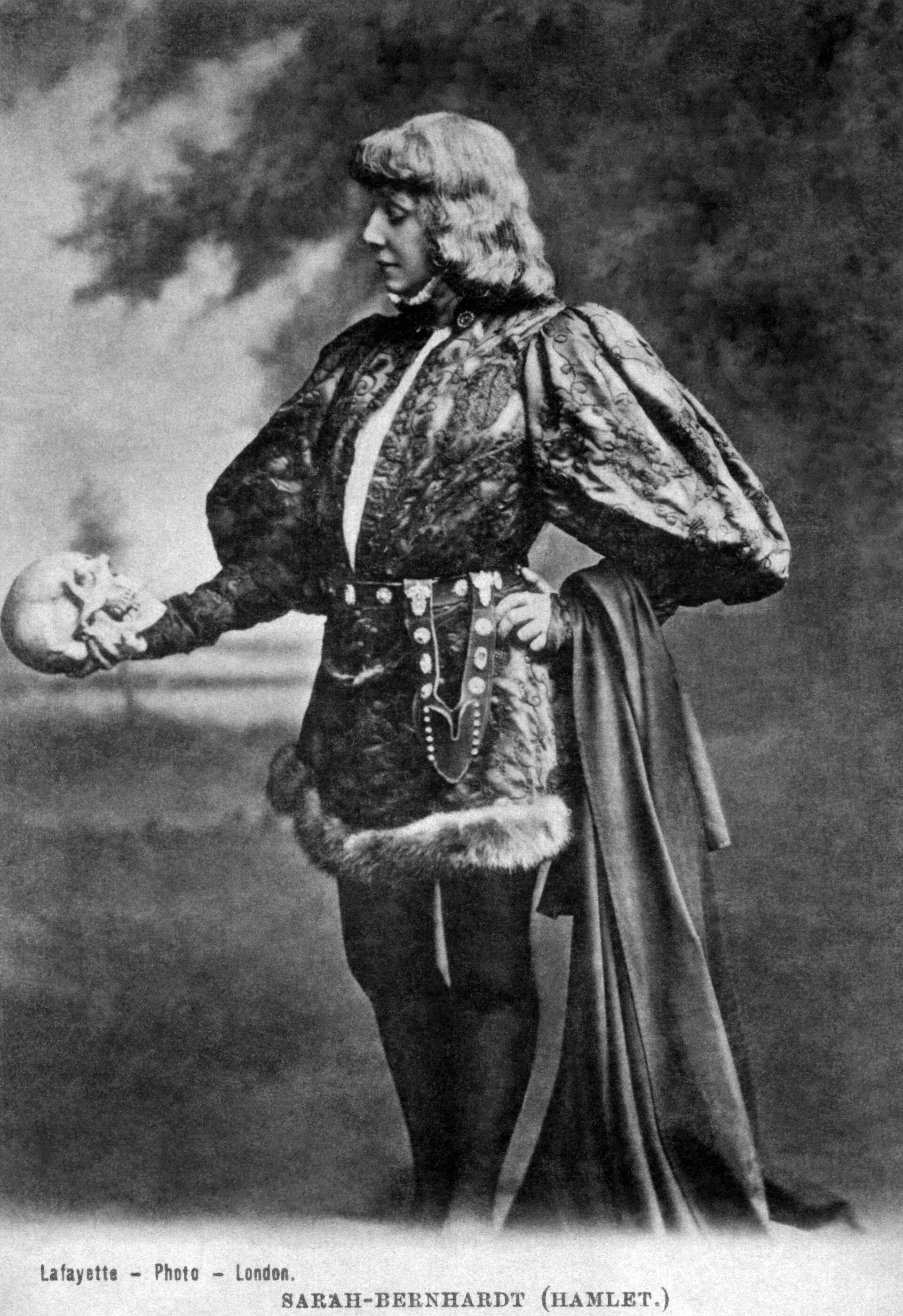 Imagem de referência de Hamlet, descrito nos dados abertos como fotografia autorretrato performática de Alexandre Mury inspirada no personagem de William Shakespeare