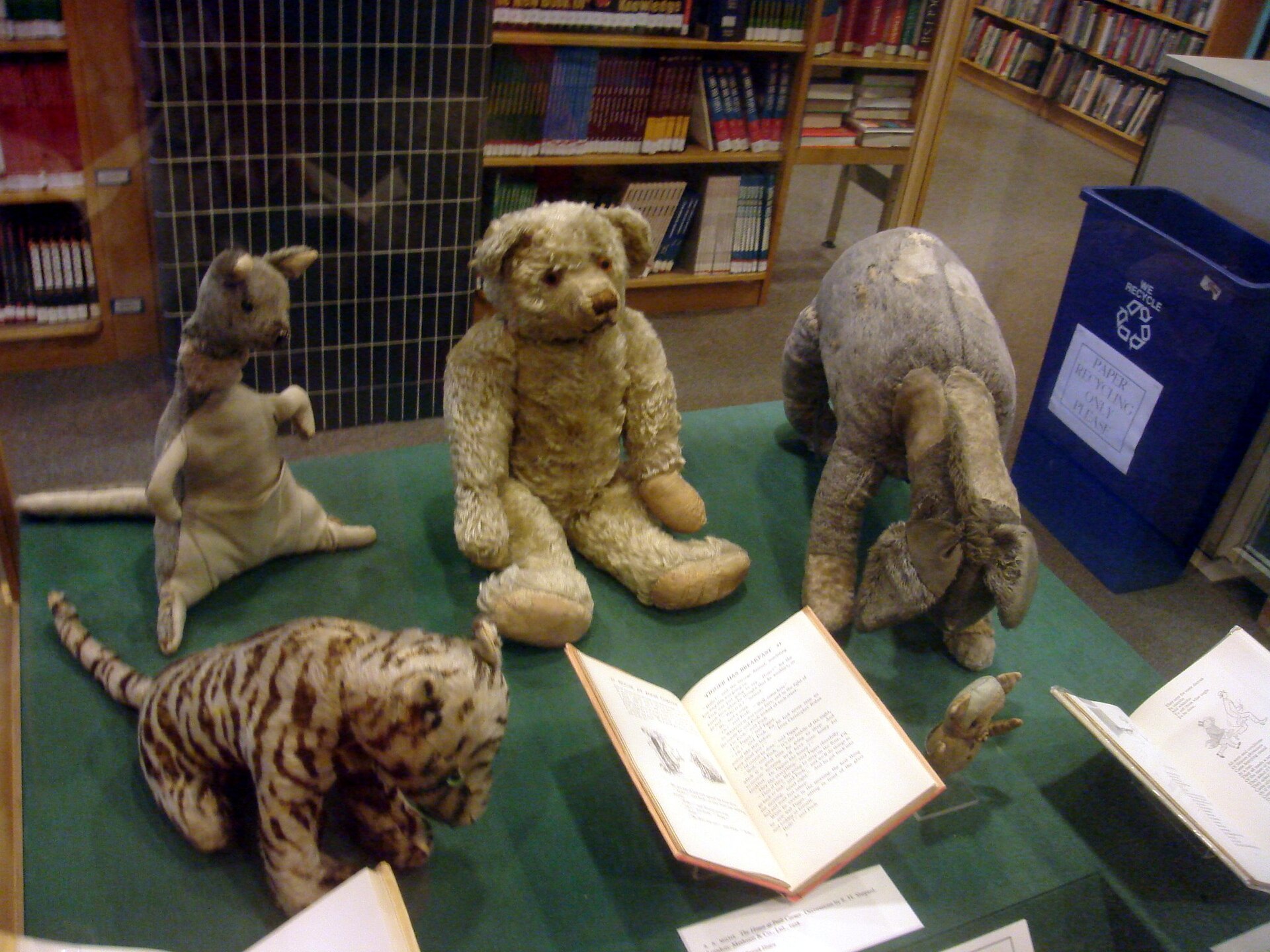 Imagem de referência de Goodbye Christopher Robin, descrito nos dados abertos como filme de 2017 dirigido por Simon Curtis