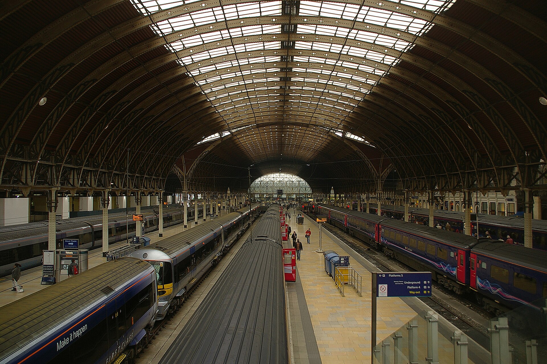 Imagem de referência de Paddington, descrito nos dados abertos como filme de 2014 dirigido por Paul King