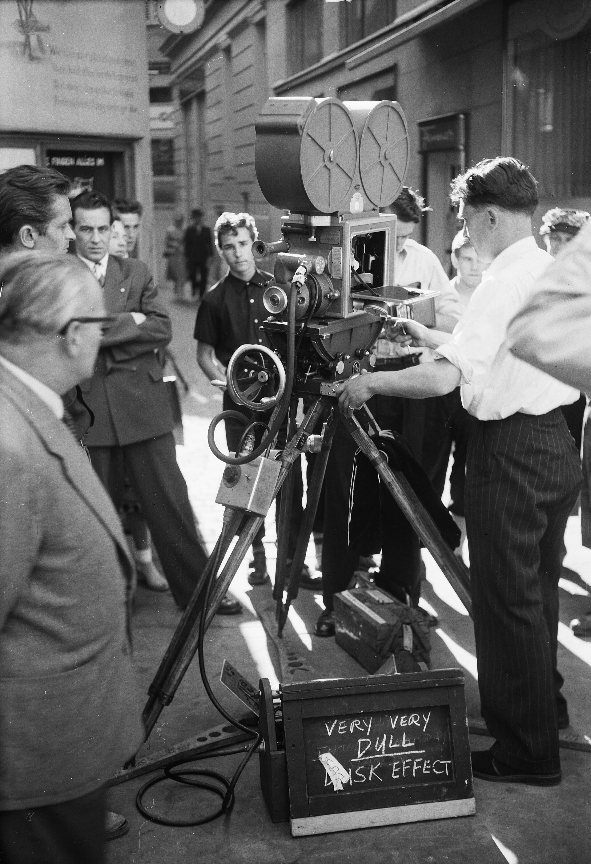 Imagem de referência relacionada a Knock on Wood, item descrito como filme de 1954 dirigido por Melvin Frank e Norman Panama