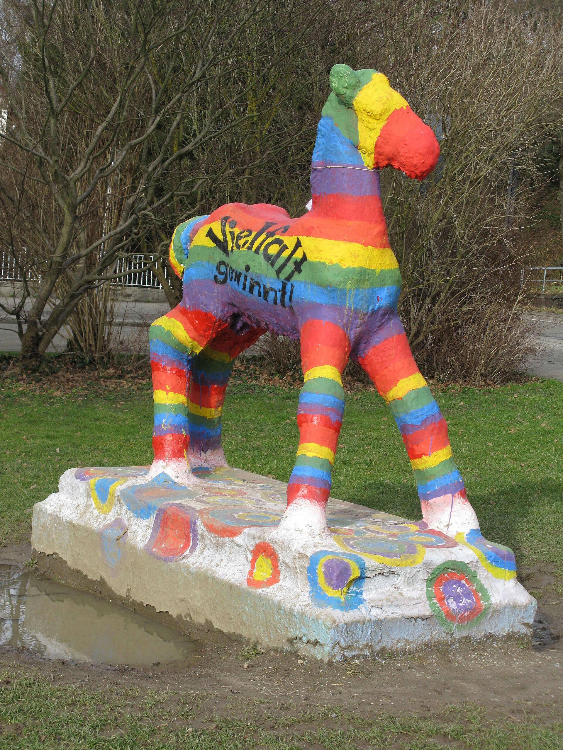 Imagem de referência de Holbeinpferd, descrito nos dados abertos como escultura equestre em concreto, criada pelo escultor Werner Gürtner