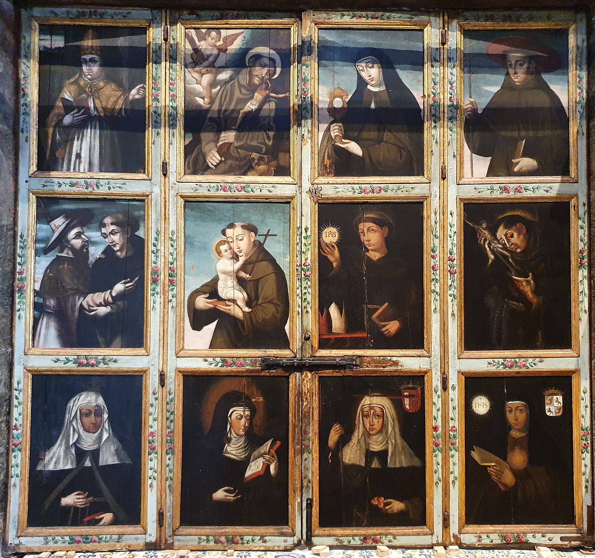 Imagem de referência de Portas da grade para a igreja, descrito nos dados abertos como políptico localizado no coro alto do Convento de Jesus, em Setúbal