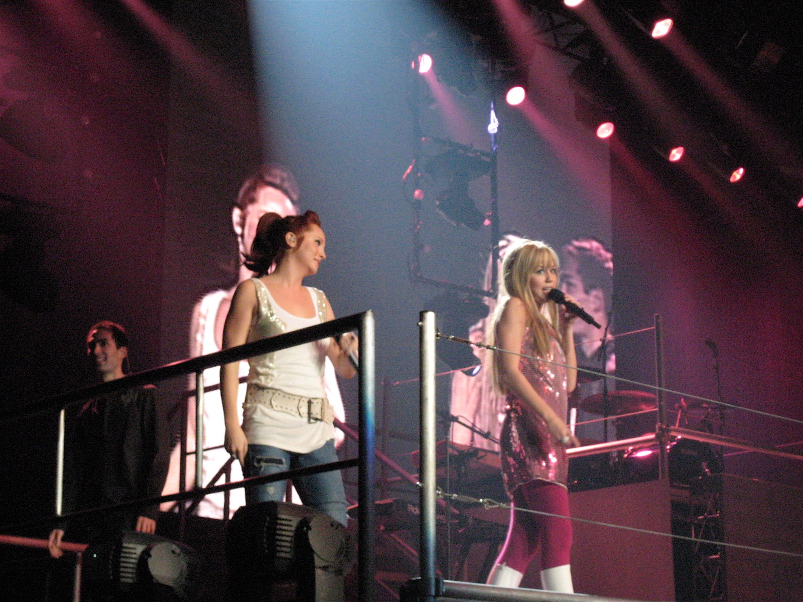 Imagem de referência relacionada a Hannah Montana & Miley Cyrus: Best of Both Worlds Concert, item descrito como filme de 2008 dirigido por Bruce Hendricks