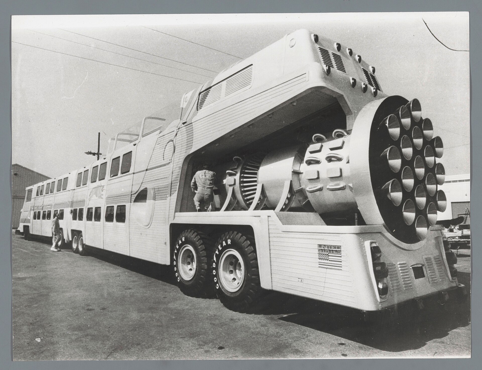 Imagem de referência relacionada a The Big Bus, item descrito como filme de 1976 dirigido por James Frawley
