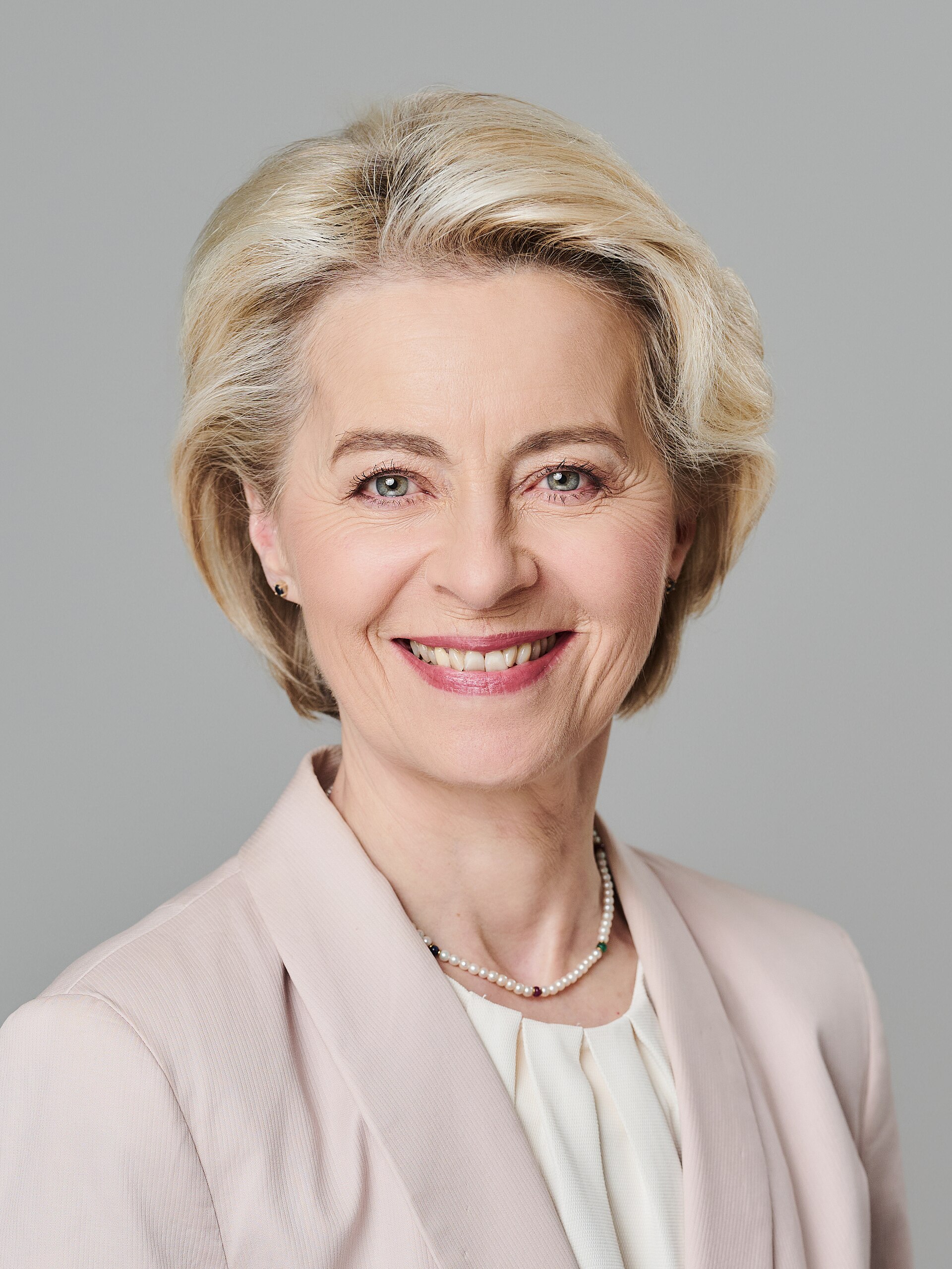 Imagem de referência de Ursula von der Leyen, descrito nos dados abertos como política alemã, Presidente da Comissão Europeia