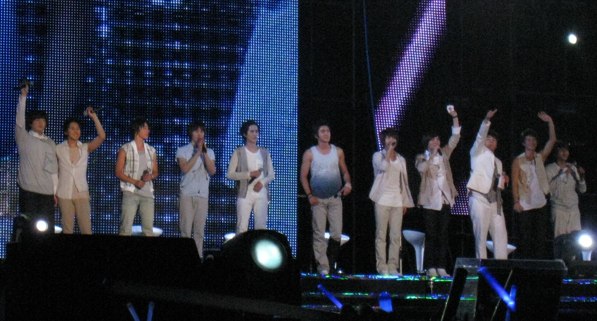 Imagem de referência de Super Junior, descrito nos dados abertos como grupo masculino sul-coreano