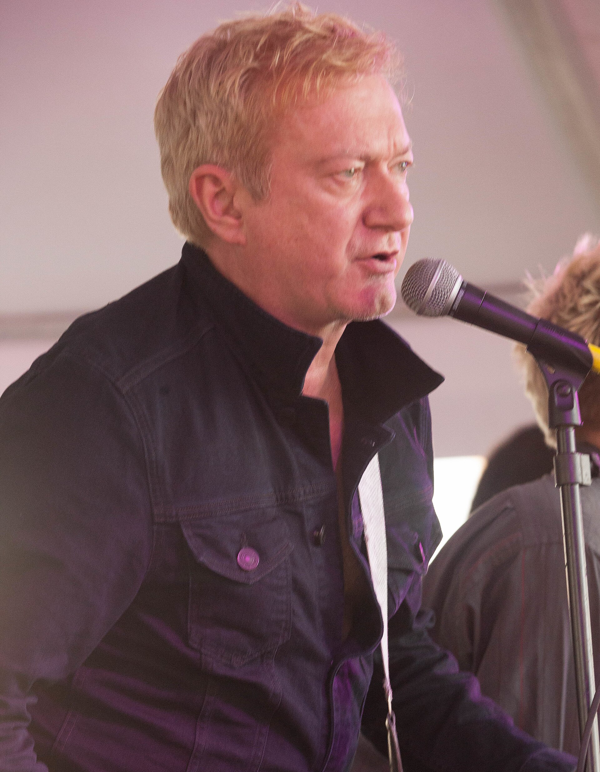 Imagem de referência de Andy Gill, descrito nos dados abertos como músico e produtor musical britânico