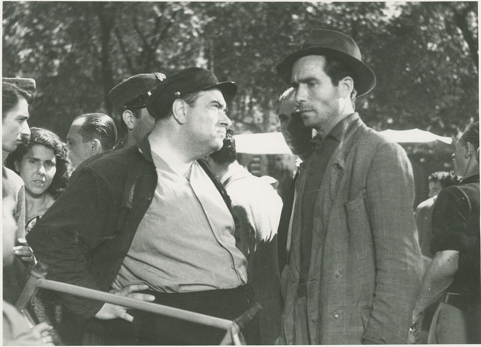 Imagem de referência de Ladri di biciclette, descrito nos dados abertos como filme de 1948 dirigido por Vittorio De Sica