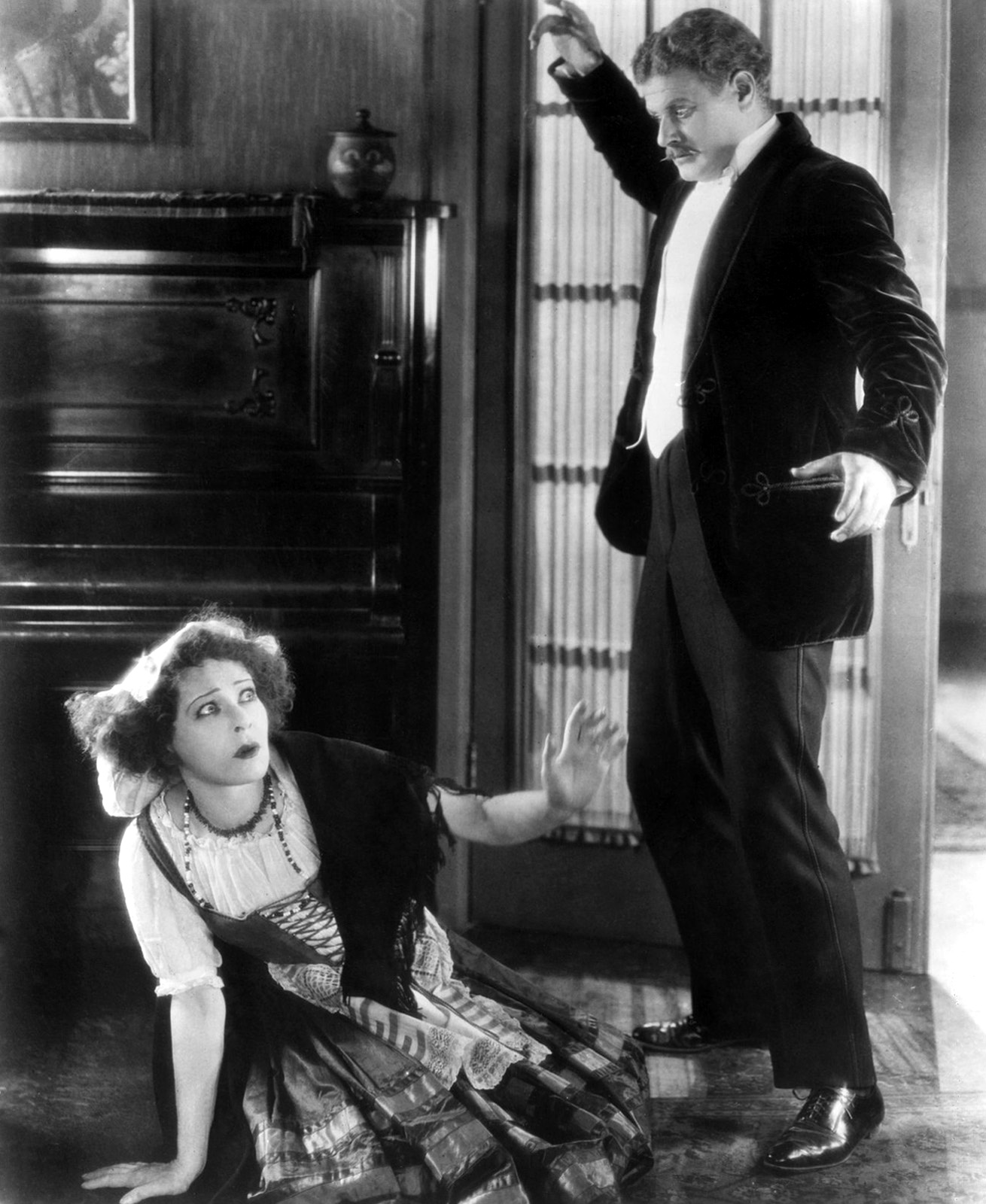 Imagem de referência relacionada a A Doll's House, item descrito como filme de 1922 dirigido por Charles Bryant
