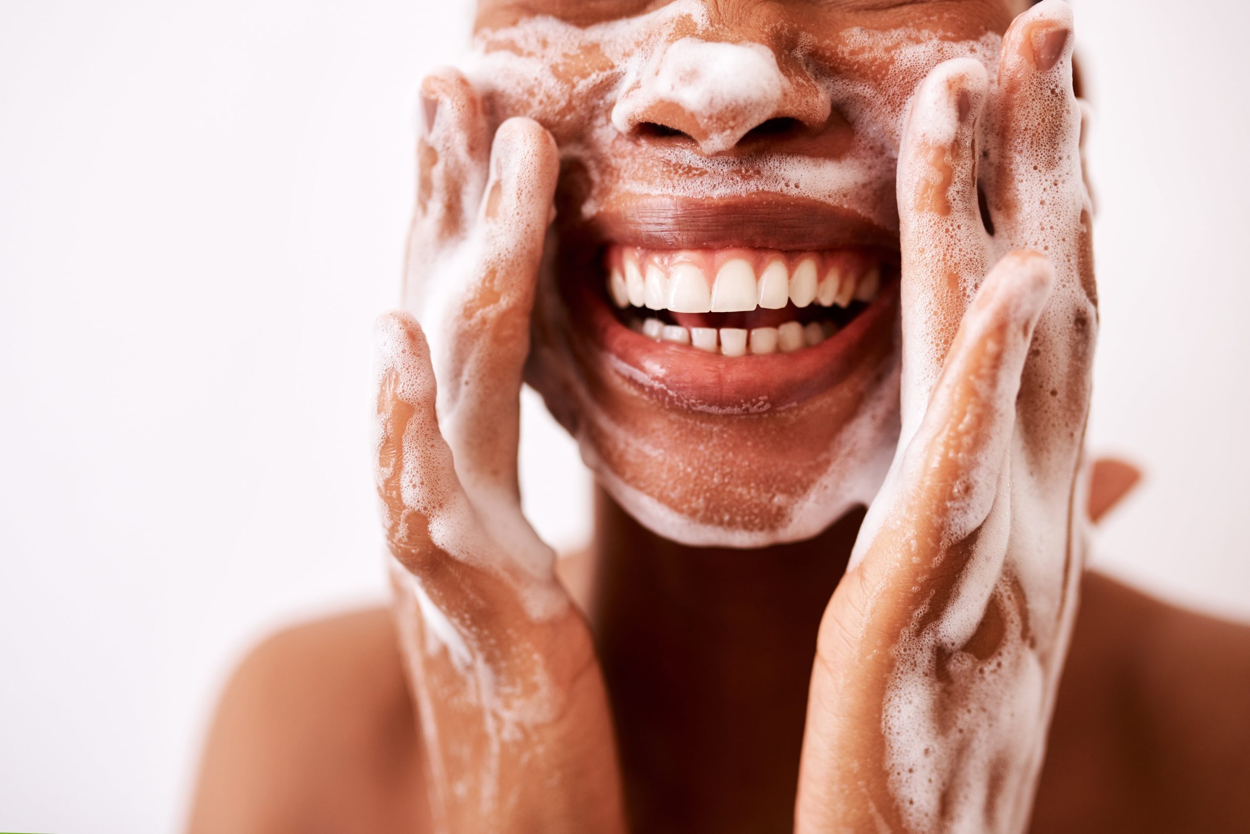 Sabonetes com enxofre auxiliam no controle da oleosidade e no combate à acne com opções a partir de R$ 8