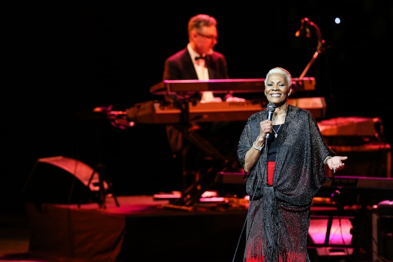 Dionne Warwick cancela show por dores na perna às vésperas de turnê no Brasil