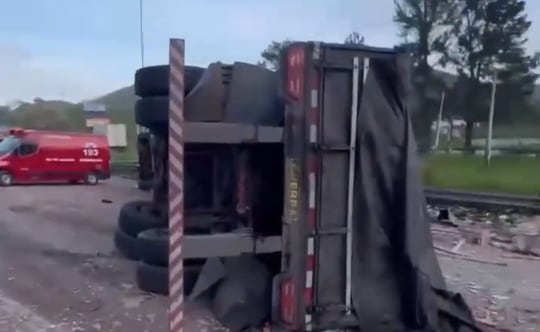 Acidente com caminhão e quatro carros deixa cinco mortos e nove feridos em Barra do Piraí (RJ)