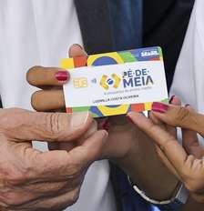 Cartão do programa Pé-de-Meia, criado pelo governo federal; versão universitária foi anunciada, mas alguns detalhes, como o próprio cartão, ainda são desconhecidos Foto: Marcelo Camargo / Agência Brasil