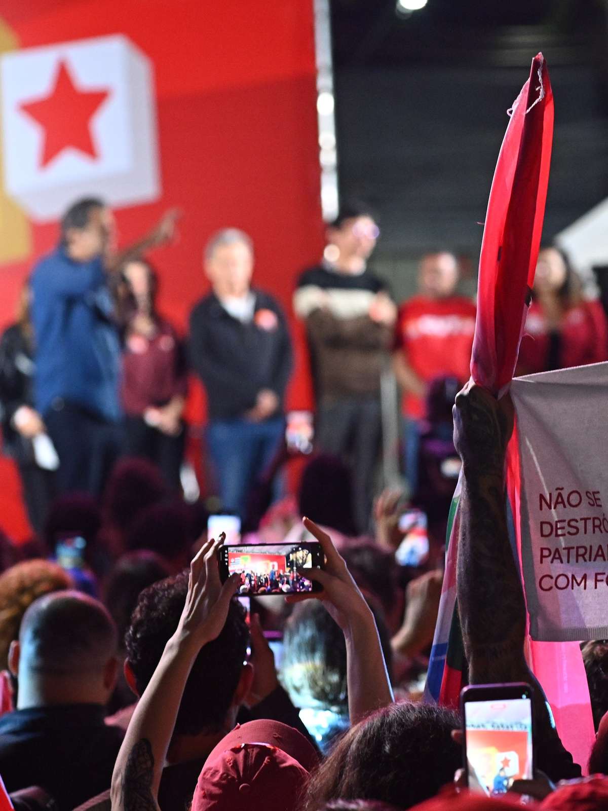 Repórter da Jovem Pan é hostilizado em ato pró-Lula em São Paulo; PT emite nota de desculpas