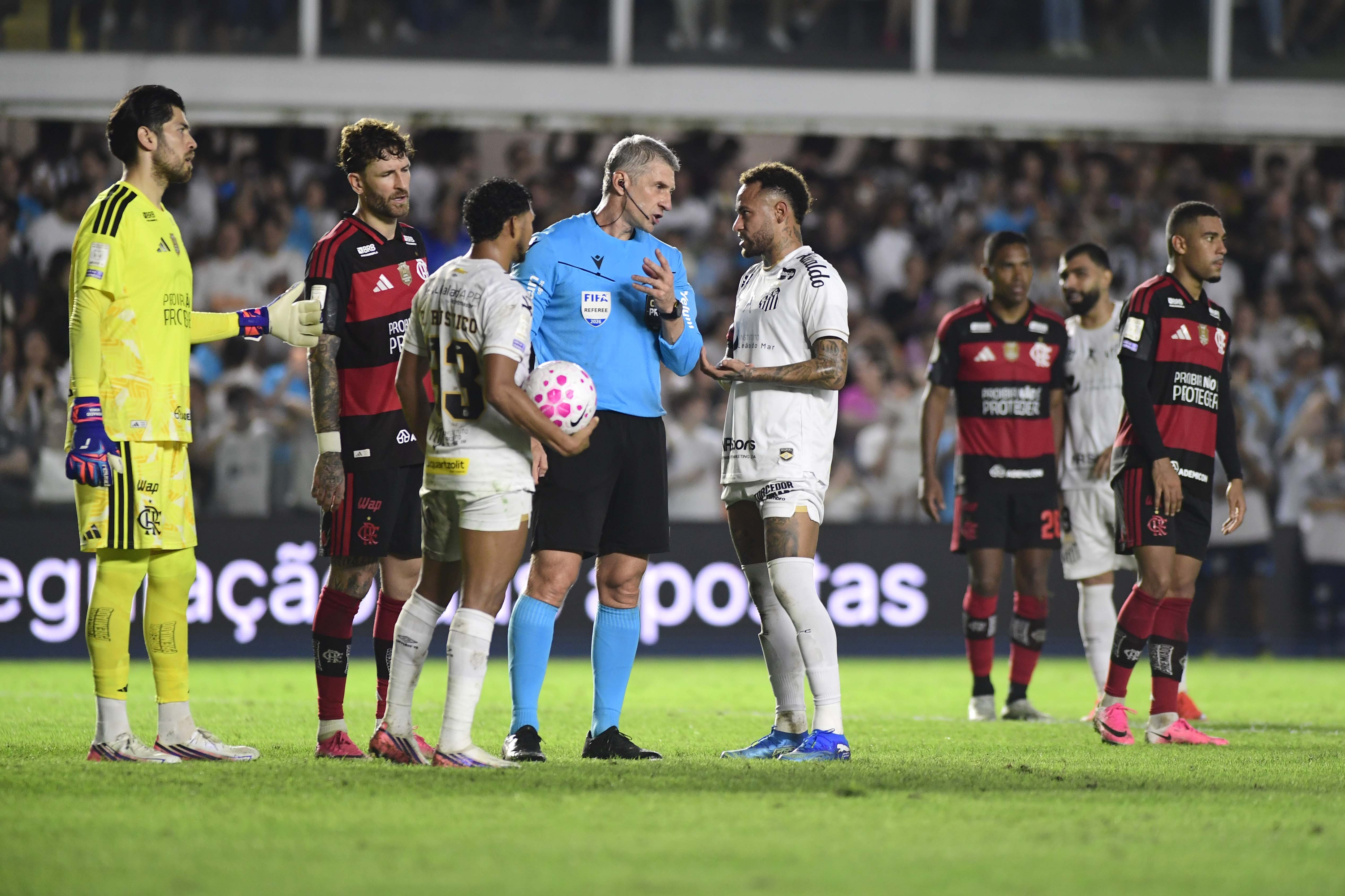 Análise: Flamengo se irrita com a arbitragem, recoloca o Santos no jogo e vê o empate reduzir a vantagem