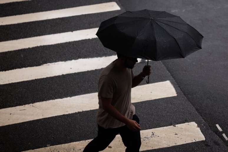 SP tem garoa ocasional e tempo frio no fim de semana; veja previsão