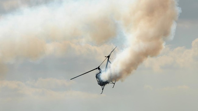 Konglomerat Zimbabwe Wicknell Chivayo dan istrinya, Lucy Muteke, tewas dalam kecelakaan helikopter di sebelah tenggara Harare, pada Rabu (30/9) malam.