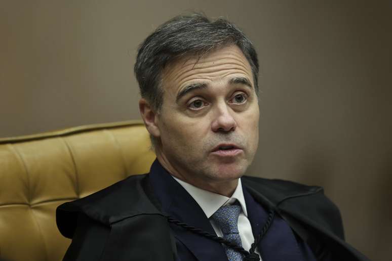 Mendonça decide que não cabe ao TSE divulgar sigilos de Lula e Flávio; entenda
