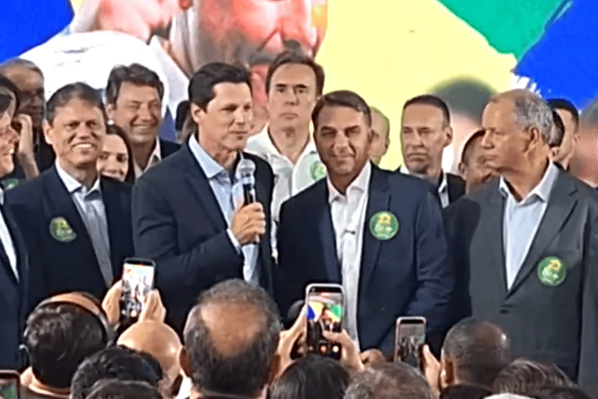 Daniel Vilela (MDB), governador de Goiás, pediu que Flávio Bolsonaro, caso seja eleito presidente, se inspire no governo de Jair Bolsonaro e Michel Temer.