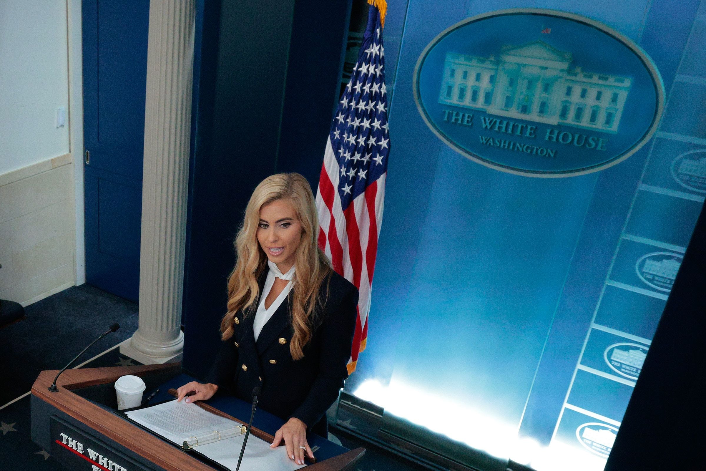 Trump demite Katie Zacharia do cargo de secretária de imprensa da Casa Branca após cinco dias, dizem assessores