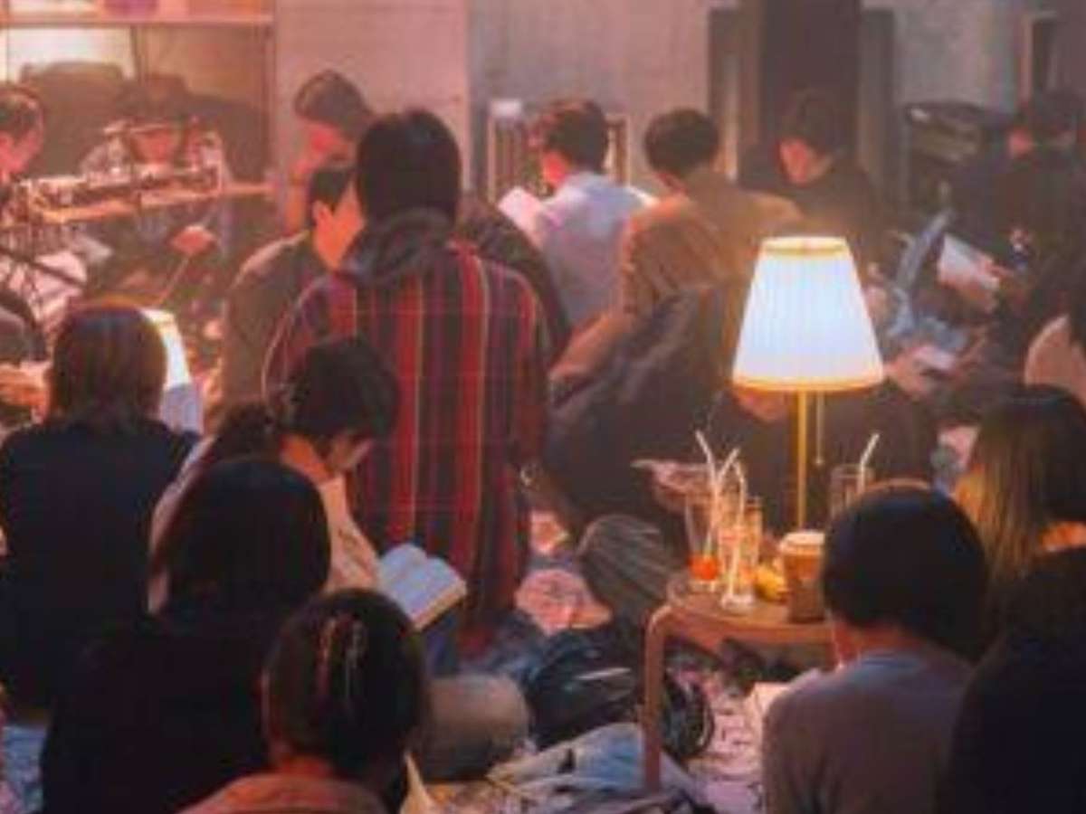 Conheça a balada do Japão que se transforma em lounge de leitura