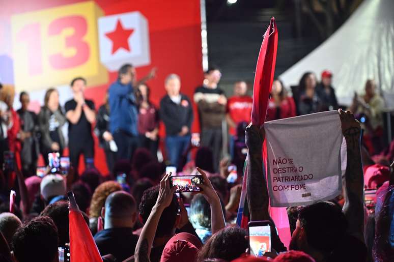 Repórter da Jovem Pan é hostilizado em ato pró-Lula em São Paulo; PT emite nota de desculpas