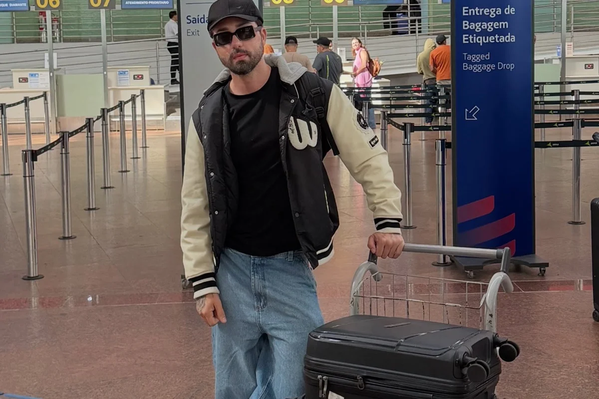 Internautas detonam após Rico Melquiades posar no aeroporto: "Tchau, some"