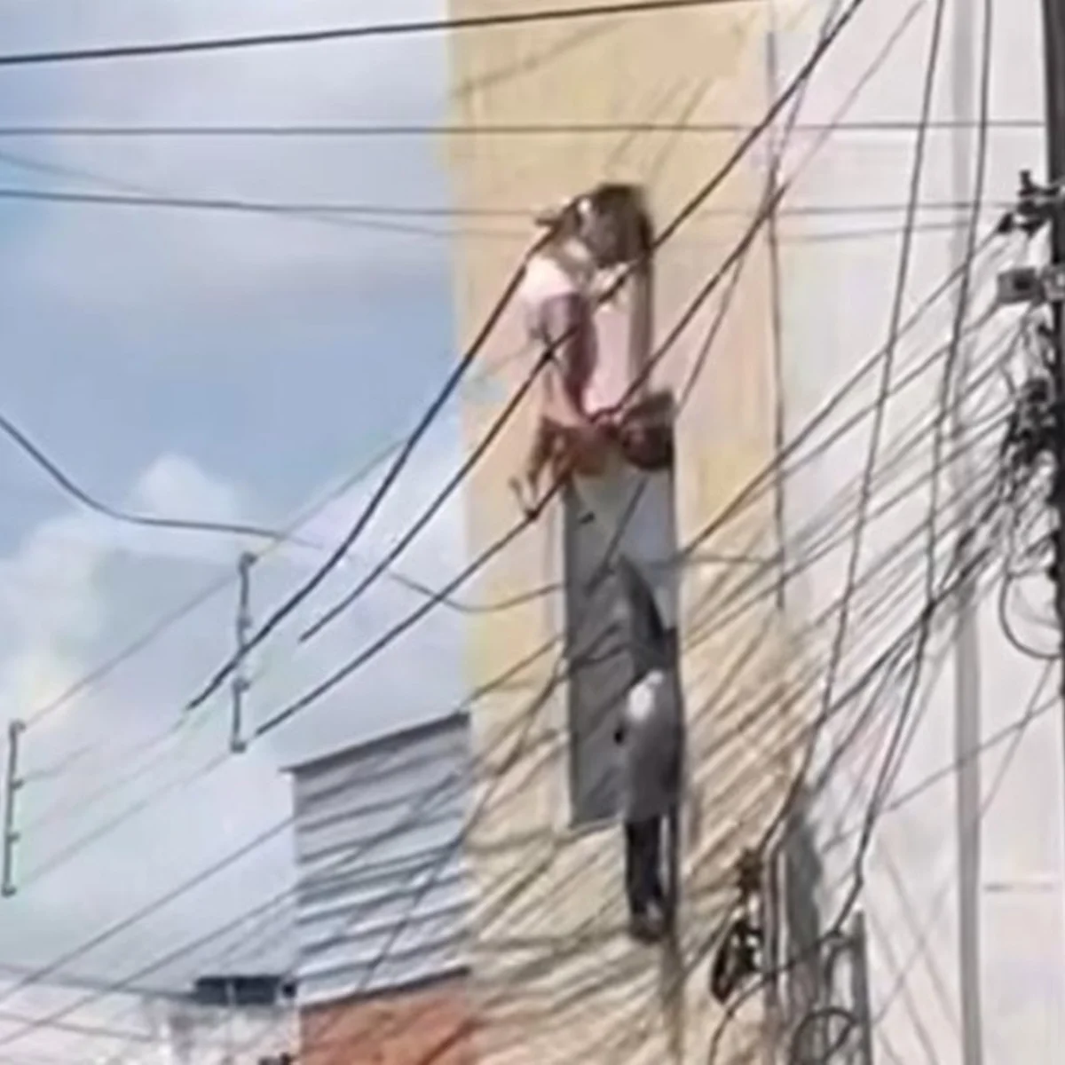 Criança fica presa em fiação após cair do 2º andar de prédio em Alagoas