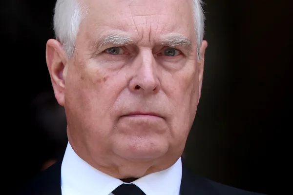 Ex-príncipe Andrew é impedido de usar fundo privado em ação judicial