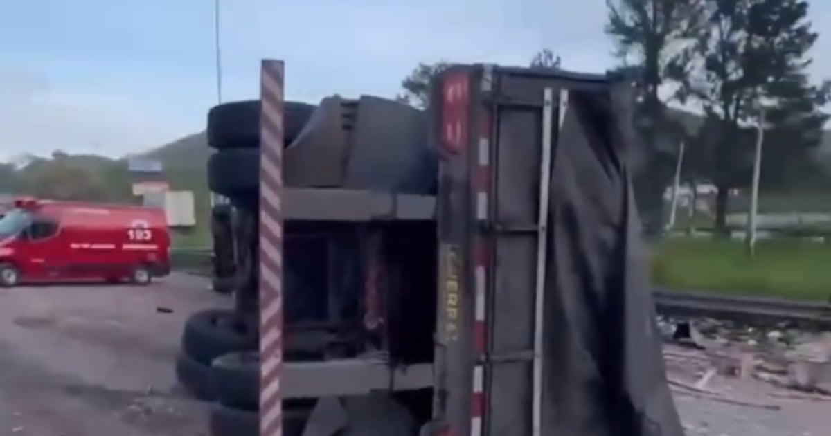 Acidente com caminhão e quatro carros deixa cinco mortos e nove feridos em Barra do Piraí (RJ)