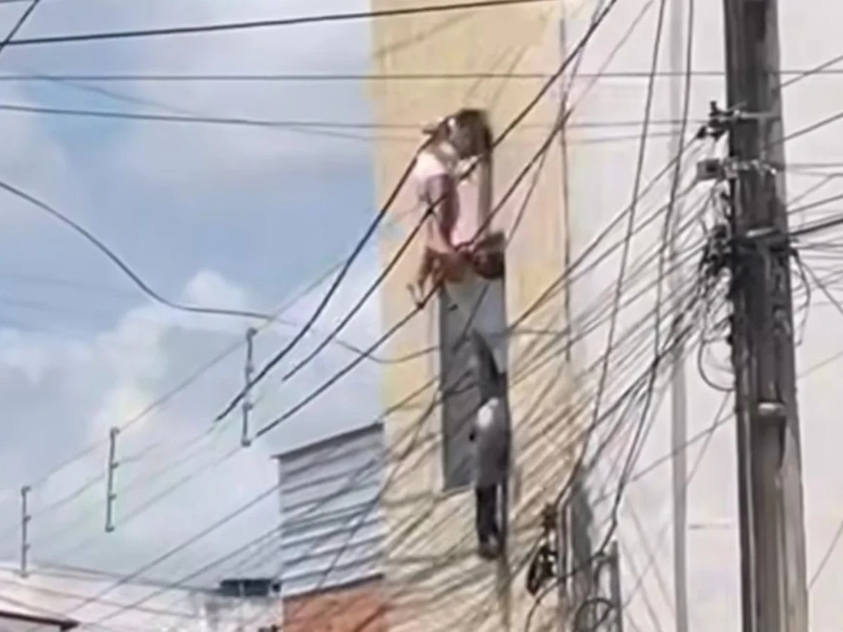 Criança fica presa em fiação após cair do 2º andar de prédio em Alagoas