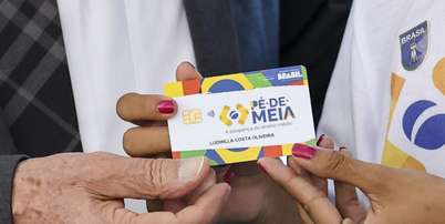 Cartão do programa Pé-de-Meia, criado pelo governo federal; versão universitária foi anunciada, mas alguns detalhes, como o próprio cartão, ainda são desconhecidos Foto: Marcelo Camargo / Agência Brasil