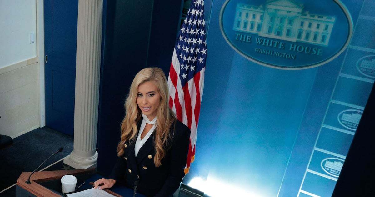 Trump demite Katie Zacharia do cargo de secretária de imprensa da Casa Branca após cinco dias, dizem assessores