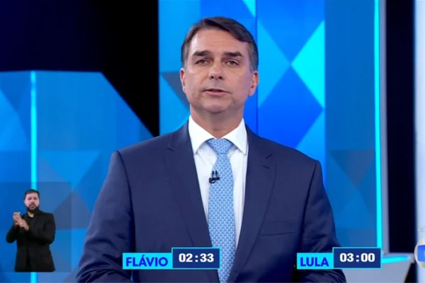 Debate: Flávio Bolsonaro promete reajustar salário mínimo acima da inflação