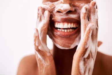 Sabonetes com enxofre auxiliam no controle da oleosidade e no combate à acne com opções a partir de R$ 8