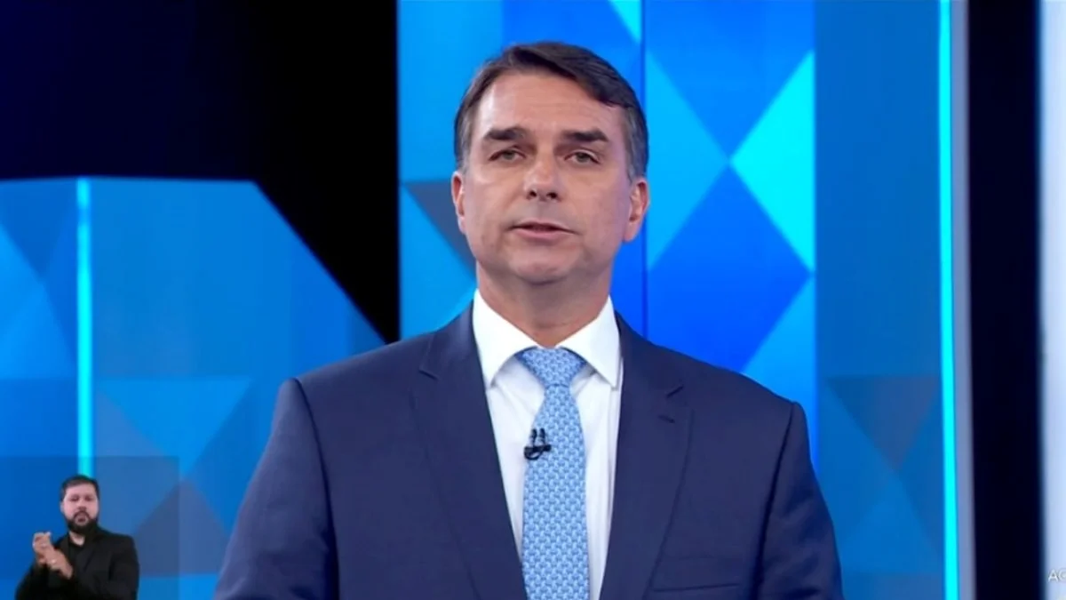 Debate: Flávio Bolsonaro promete reajustar salário mínimo acima da inflação