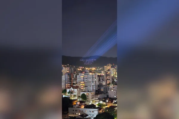 Projeções em serra de BH têm protestos contra Flávio e apoio a Lula