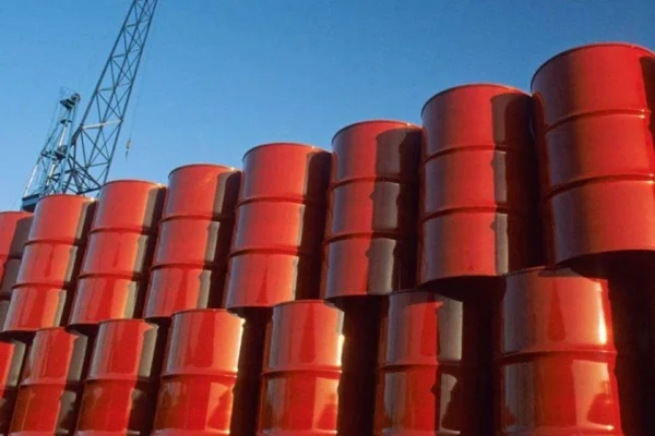 Petróleo volta a romper a casa dos US$ 100 após China suspender exportação