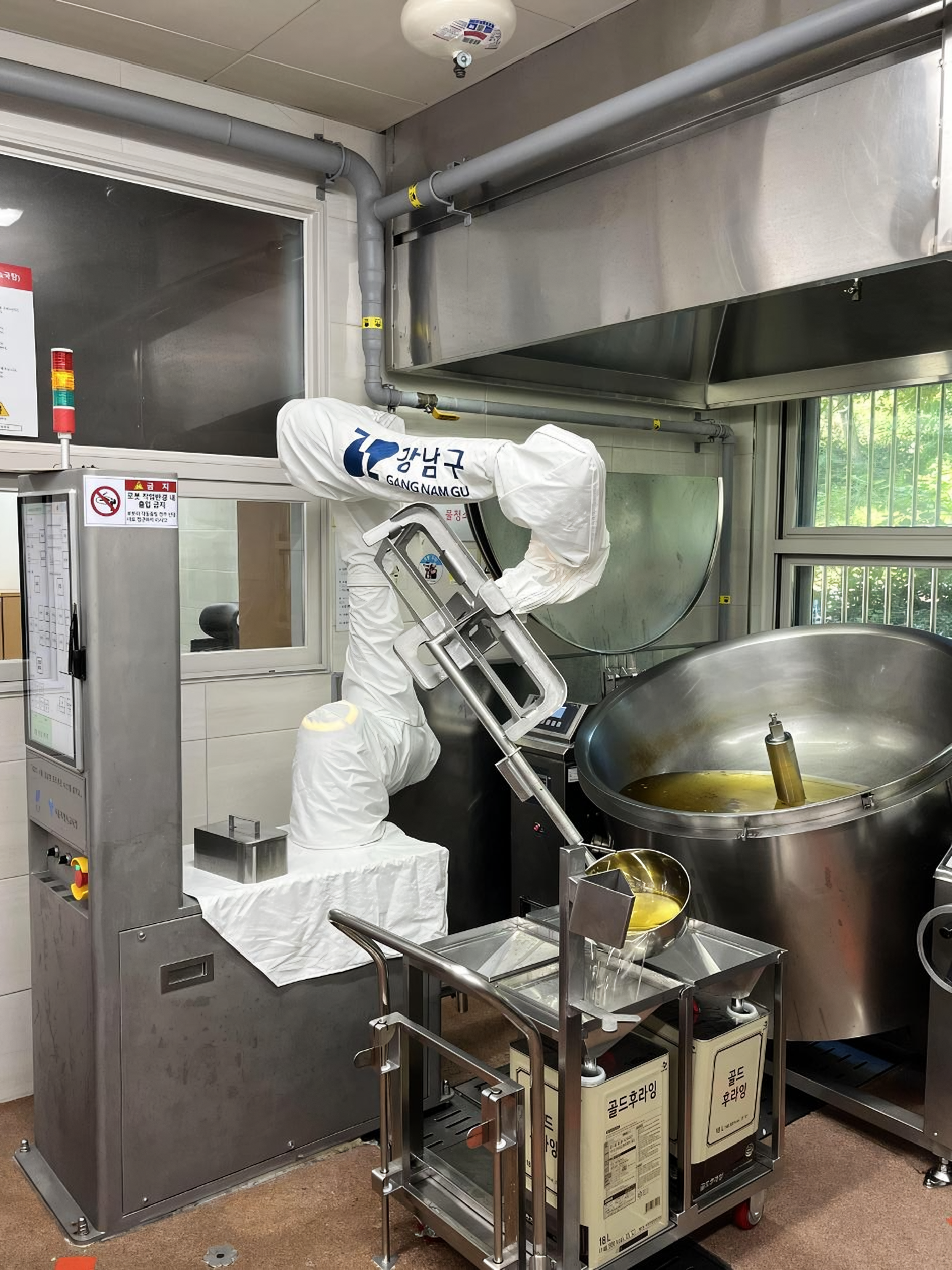 Braços robóticos assumem as tarefas da cozinha escolar no sul de Seul