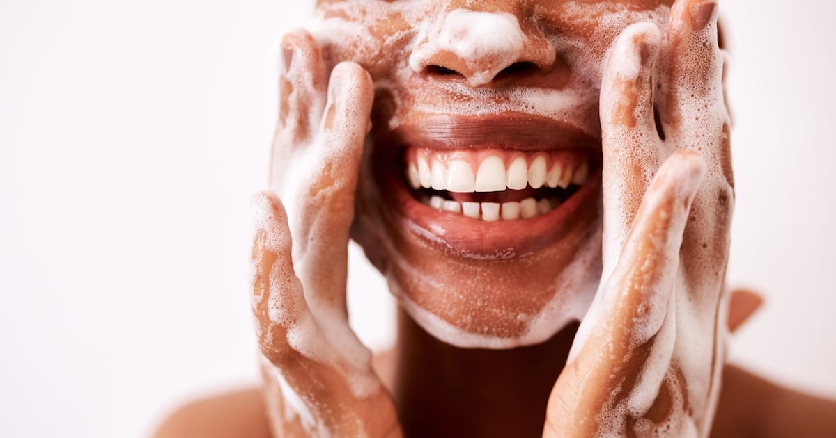 Sabonetes com enxofre auxiliam no controle da oleosidade e no combate à acne com opções a partir de R$ 8